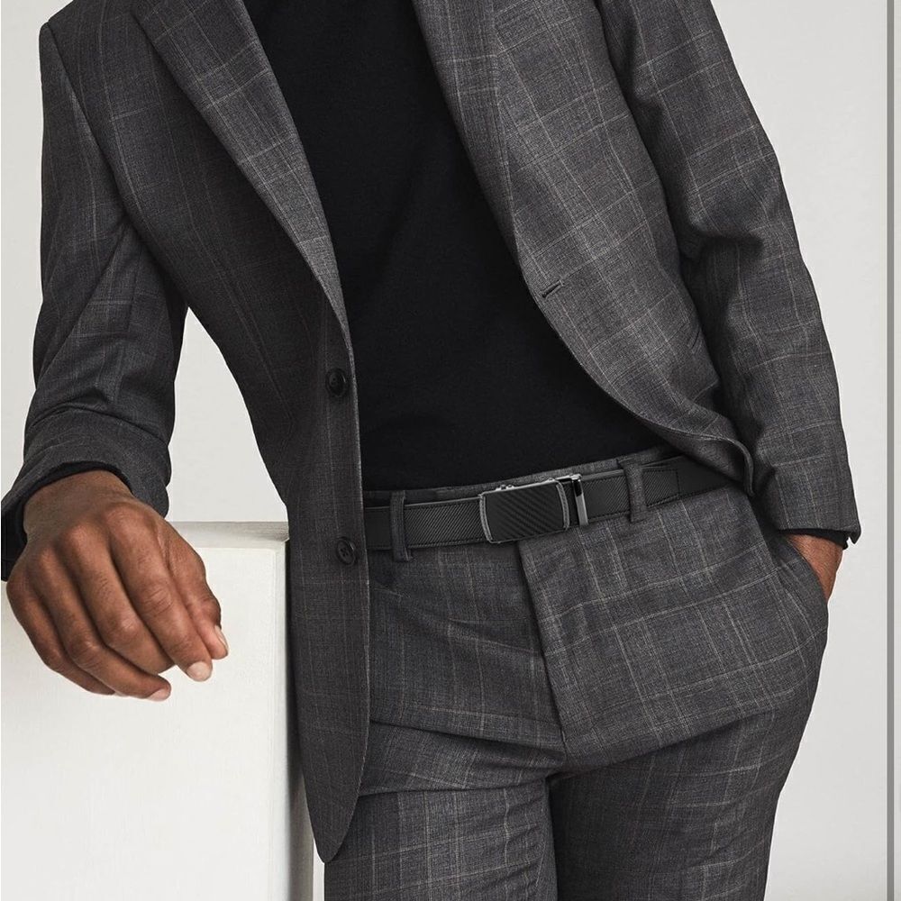 Sleek men’s leather belt